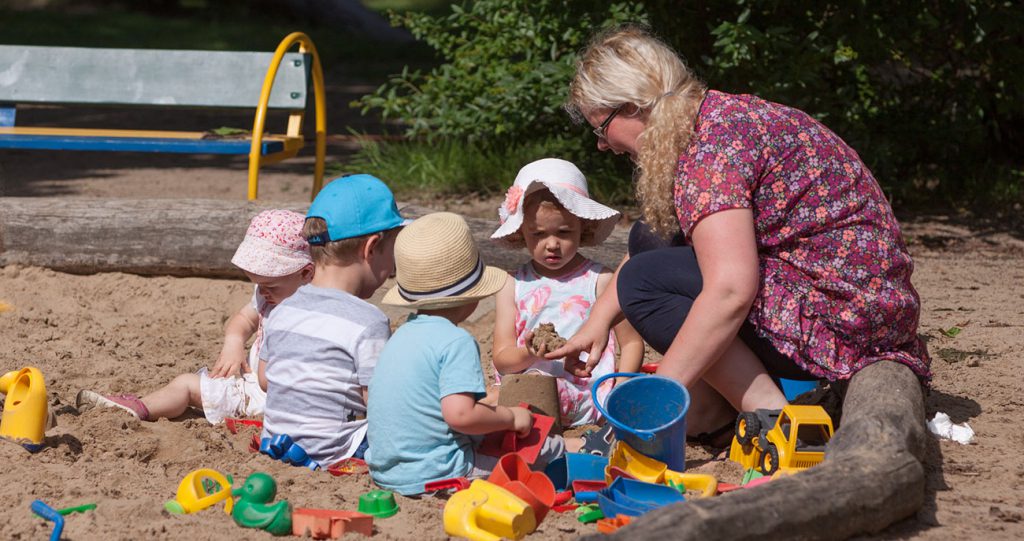 Erzieherin mit Kindergruppe