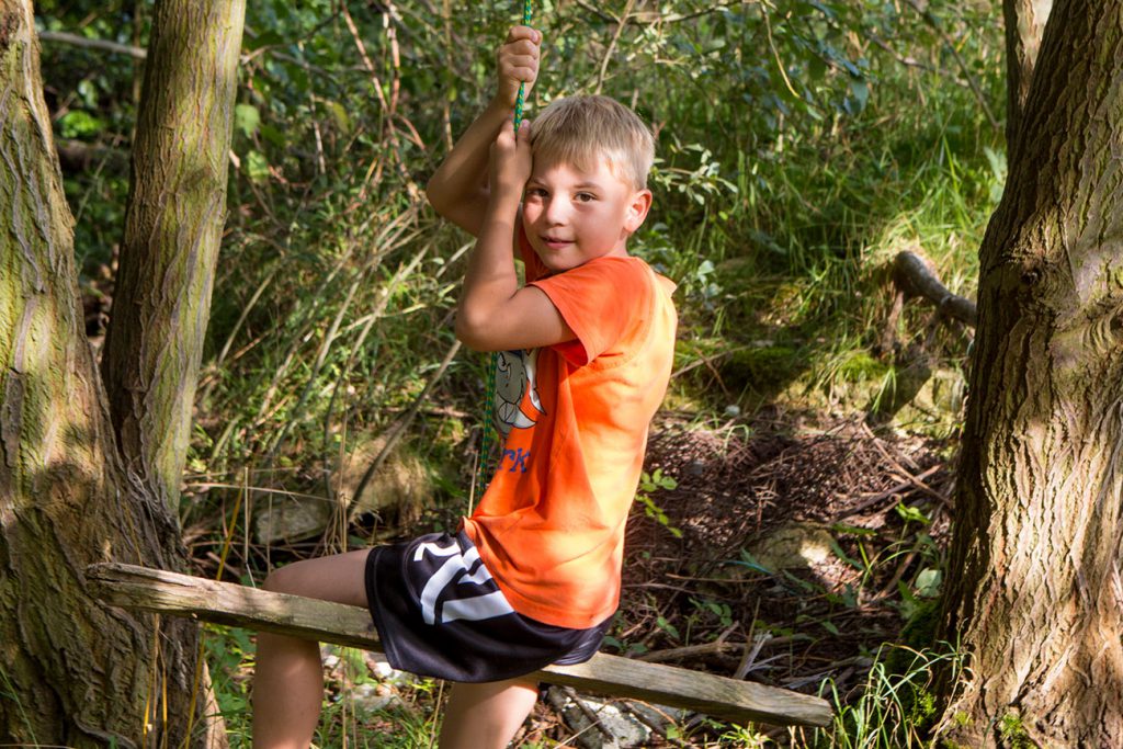 Junge mit Schaukel