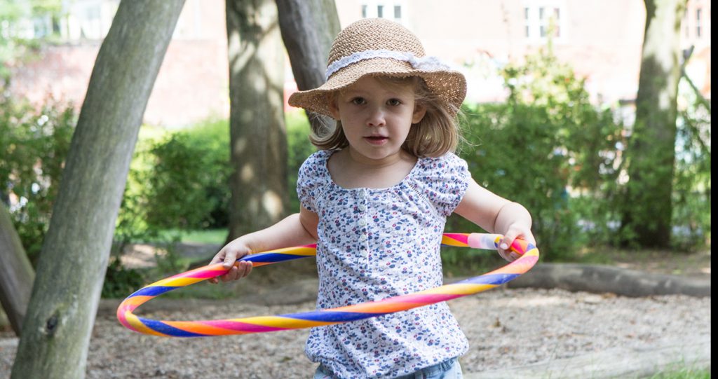 Mädchen mit Hula Hop Reifen