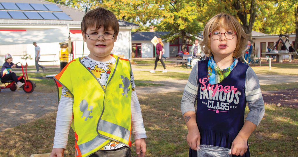 Kinder mit Beeinträchtigung auf Schulhof