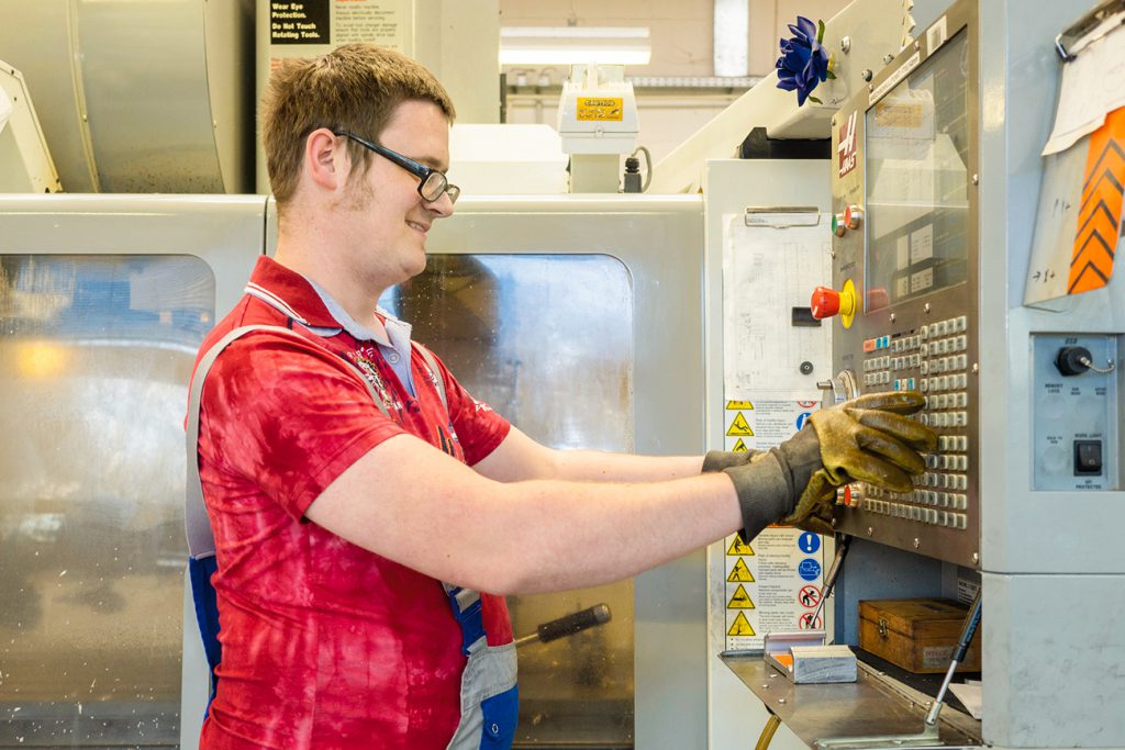 Junger Mann in Metallwerkstatt