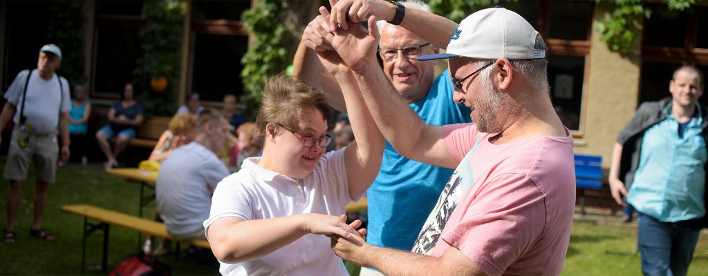 Junge Frau mit Beeinträchtigung tanzt