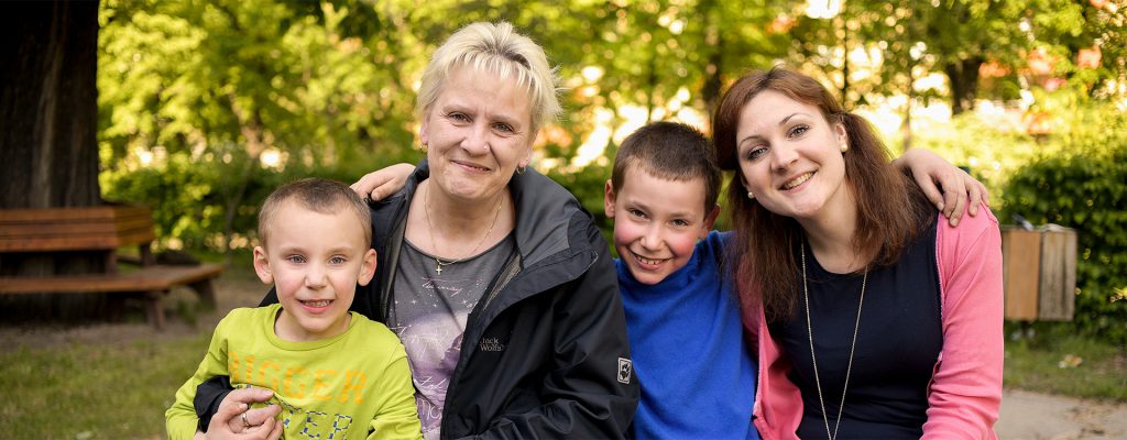 Erzieher und Kinder mit Beeinträchtigungen