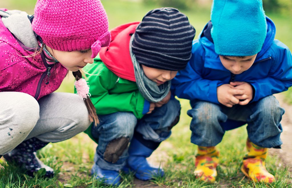 Kinder in Garten